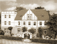 Das Foto zeigt das Hotel Restaurant Fliegerheim in schwarz weiß von früher, ein haus mit Tradition