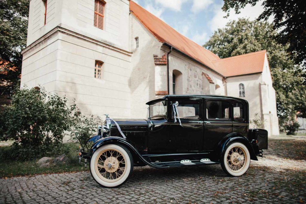 Das Foto zeigt einen Oldtimer, den Brautpaare als Hochzeitsauto mieten können und dient als Beitragsbild für das Thema 'Besondere Location für die Hochzeit auf dem Land in Borkheide/Beelitz (Brandenburg) mieten'.