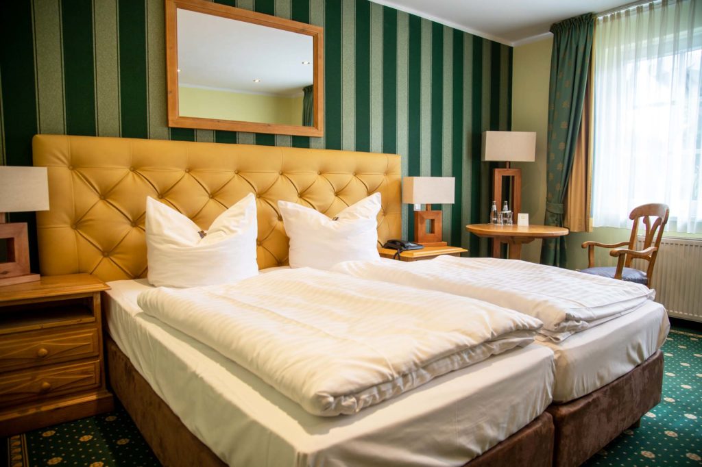 Übernachten und erholsam Schlafen im großen und geräumigen Doppelzimmer im Hotel Fliegerheim in Borkheide.