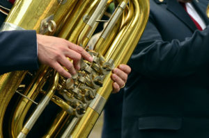 Das Foto zeigt eine Nahaufnahme eines Saxophonspielers und dient als Beitragsbild zur musikalischen Veranstaltung Sunday Lunch im Hotel Restaurant Fliegerheim in Borkheide bei Beelitz in Brandenburg.
